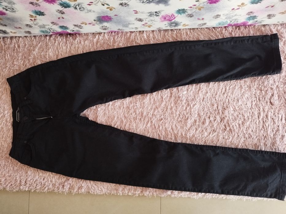 Тъмно син и черен панталон