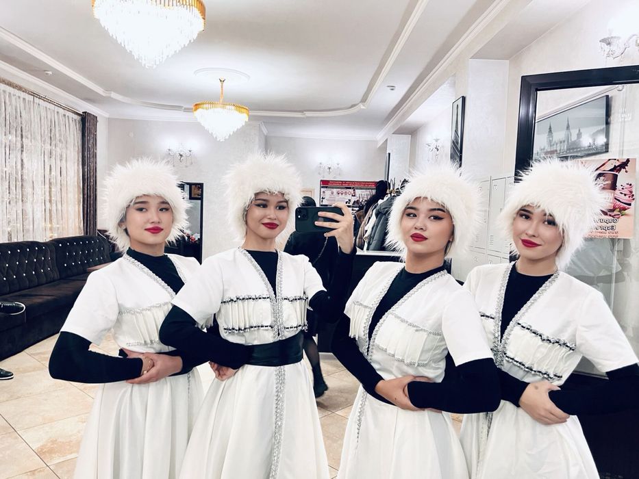 Әдемі би костюмдері сатылымда