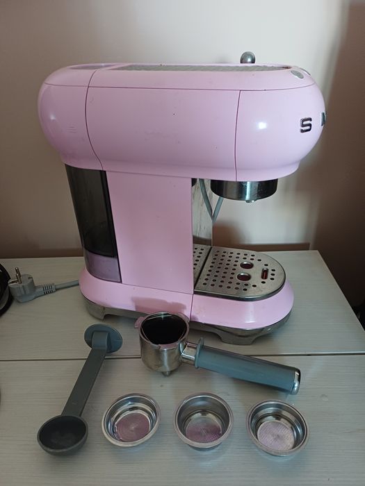 Кофеварка розовая Smeg