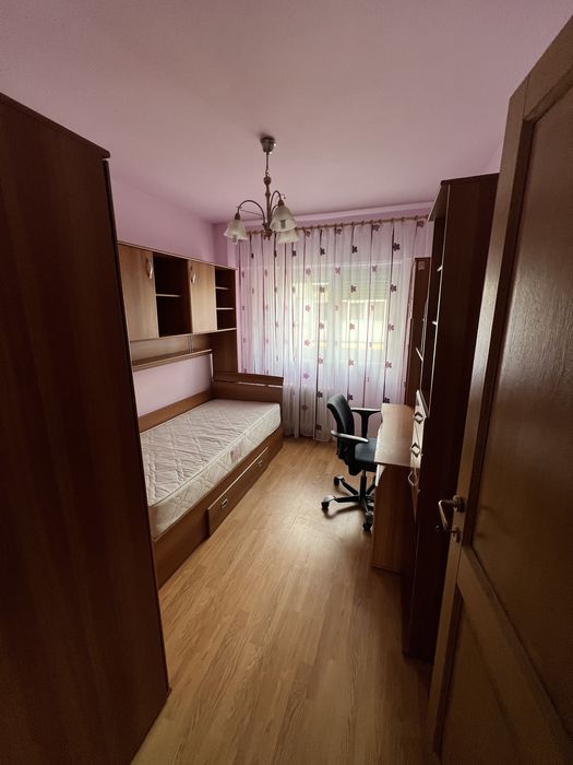 Apartament de 4 camere de închiriat- etaj intermediar