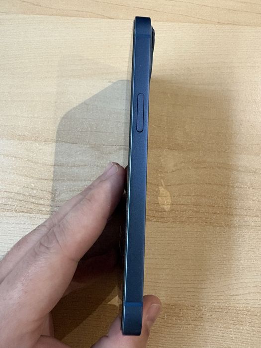 Продавам айфон 13 64 ГБ