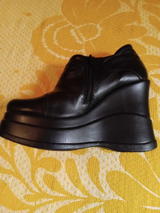 нови ,атрактивни дамски обувки на платформа от естествена кожа