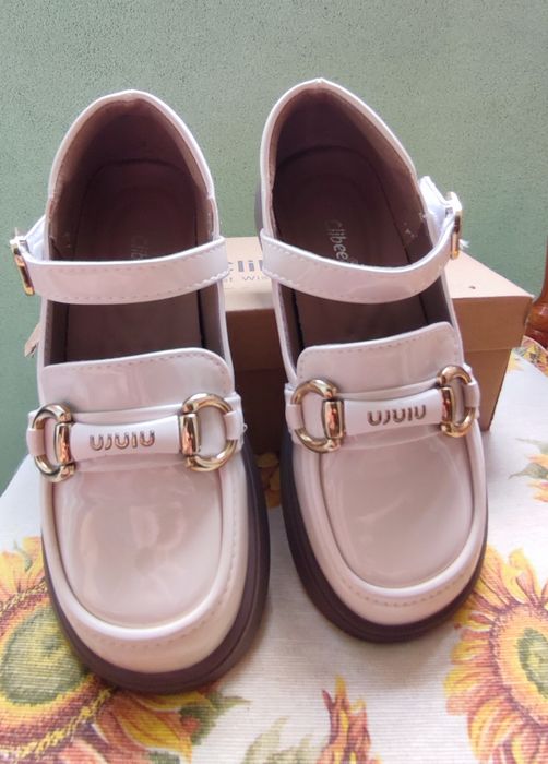 Продавам едвам носени детски обувки