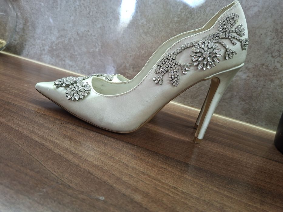 Абитуриентски обувки токчета