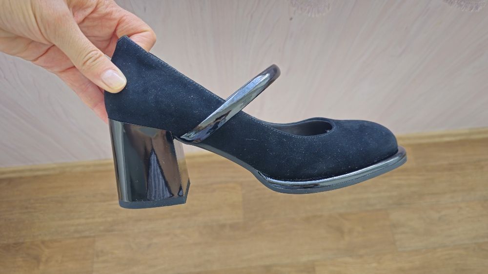 Продам замшевые туфли