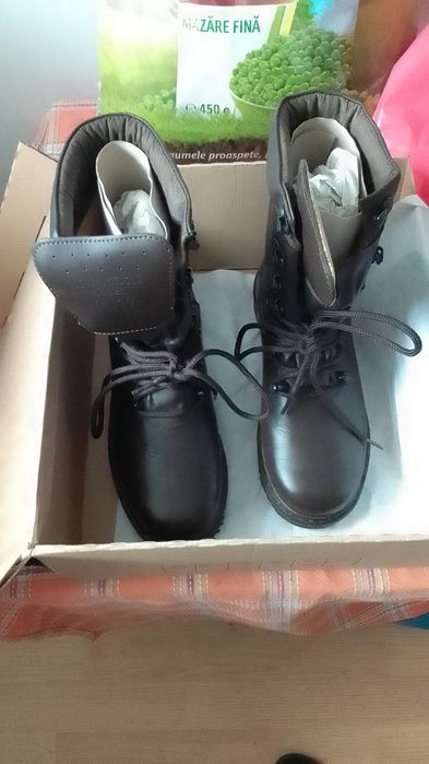 Bocanci militari noi.