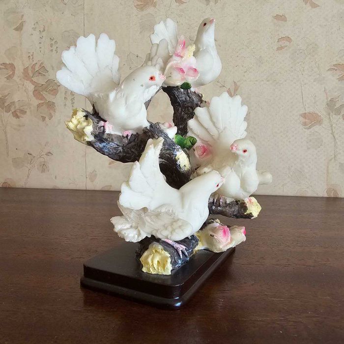 Статуэтка  из полистоуна "голубки".