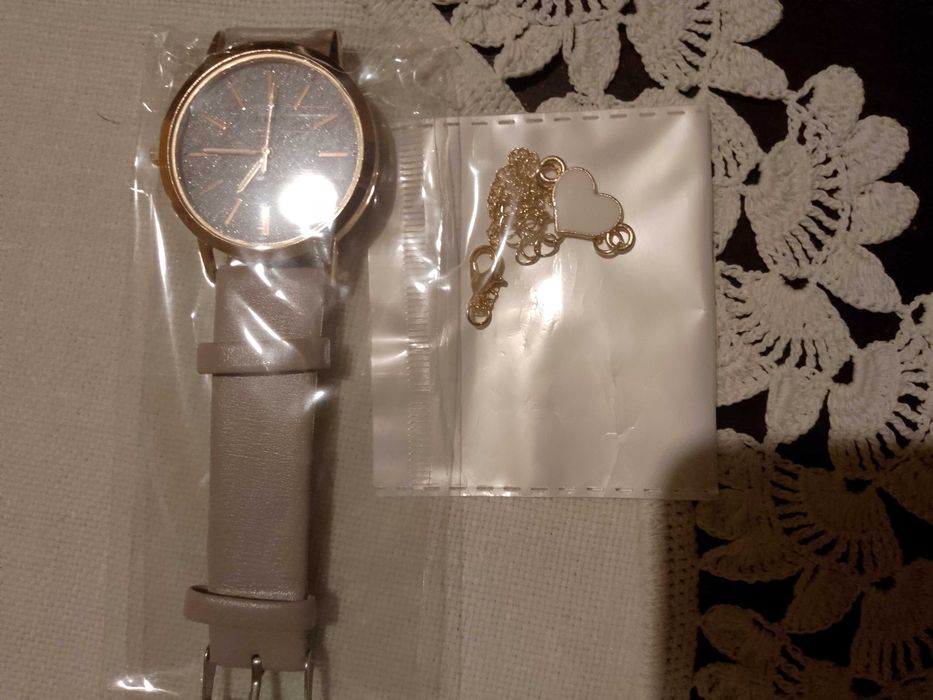Подаръчни комлекти - часовник с 4 бр. кожени гривни
