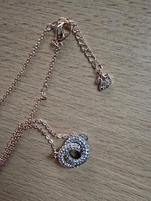 Colier Dextera
Cercuri întrepătrunse, Alb, Placat cu nuanță roz-aurie