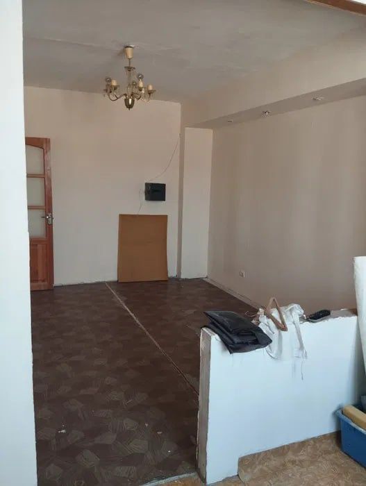 Продается 2х комнатная 65м2 квартира в Яшнабаде по линии метро ТЕПЛАЯ!