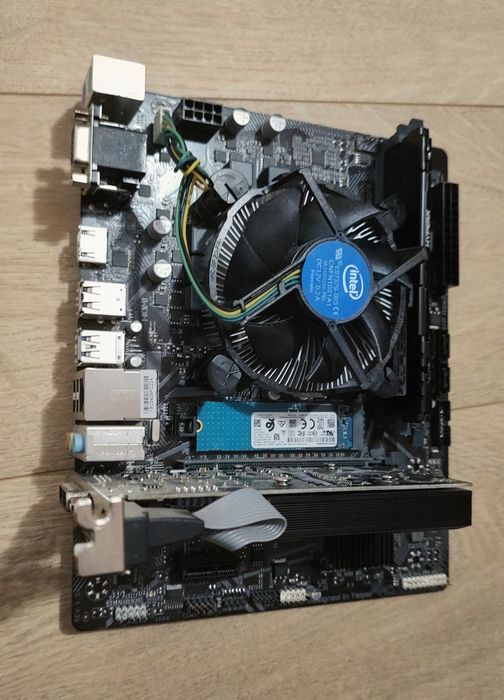 PC Gaming Office i3-10100F 4 nuclee 8 threaduri, R7 240 2GB, SSD M.2 rapid, 4GB ddr4 hyperx