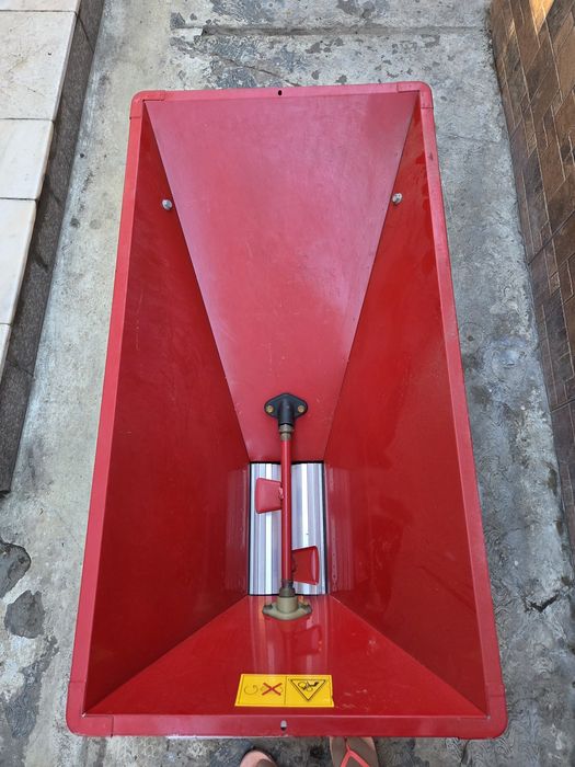 Zdrobitor și desciorchinător electric de struguri