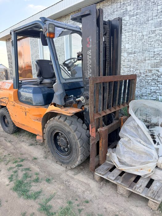 Вилочный погручик Toyota 5 тонник