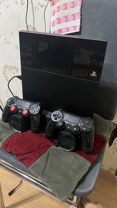 Продам PS4 Плестейшен 4