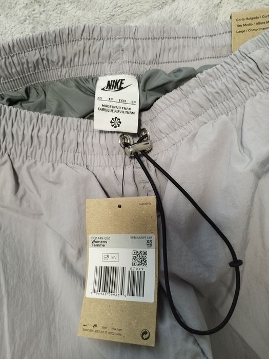 Дамска пола на Nike