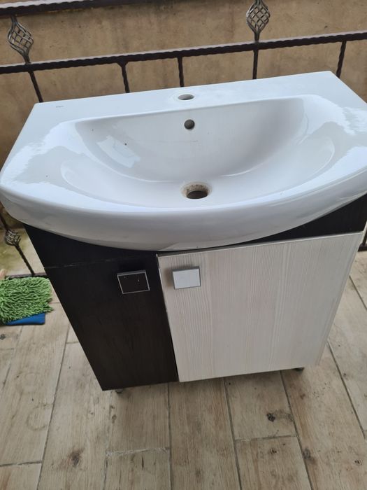 Раковина с зеркалом и тумбой