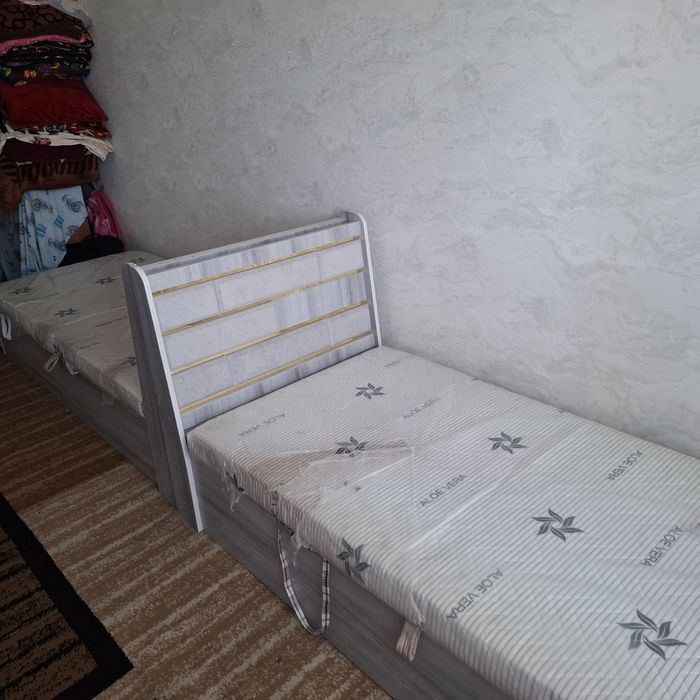 Yangi bir kishilik krovat matrasi bilan (2 dona bor)