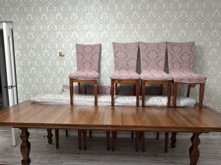 Б/у стол и стулья