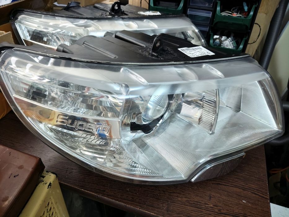 Far dreapta bi-xenon adaptiv Skoda Superb 2