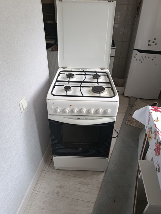 Газовая плита Стационарная духовка indesit