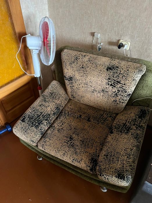 Просторное кресло на ножках