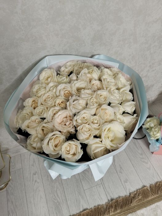 Свежие цветы белые розы