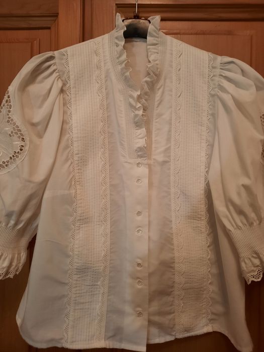 Deosebita bluza tiroleza cu broderie mărimea 48-50