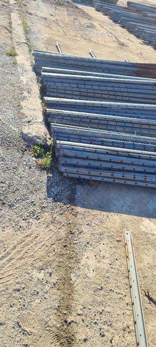 Stalpi si plasa  pentru gard ,vie,zmeură e.t.c