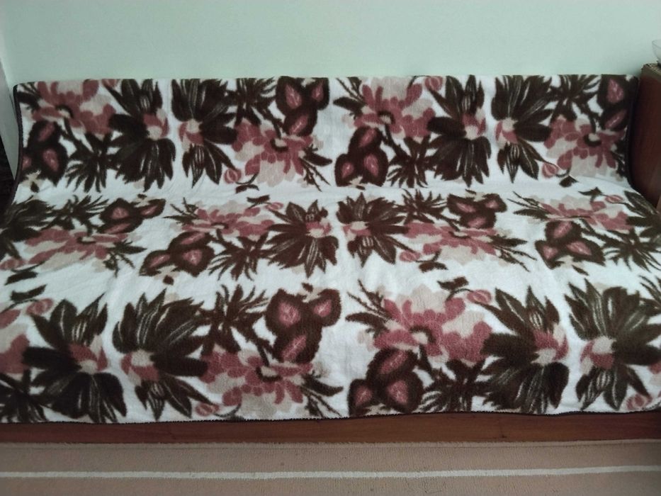 Топла завивка или покривало за легло или диван