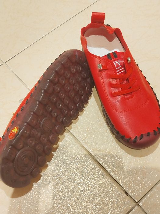 Удобни  ярки обувки