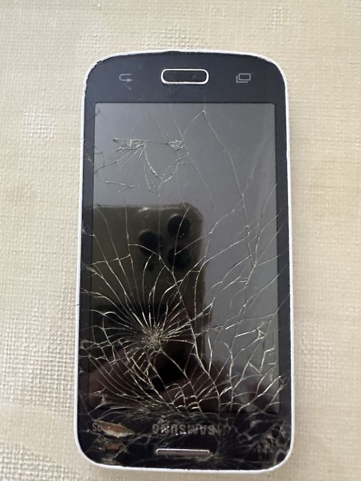 Продам нерабочий телефон Smsung