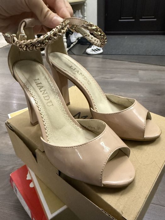 Босоножки бежевые