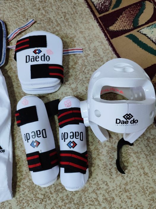 Кимоно, щитки, шлем все для таэквондо