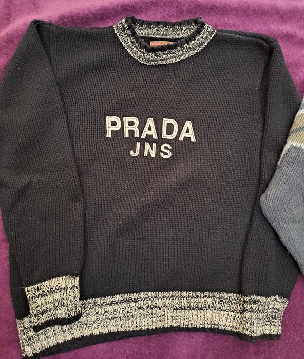 Два мъжки пуловера