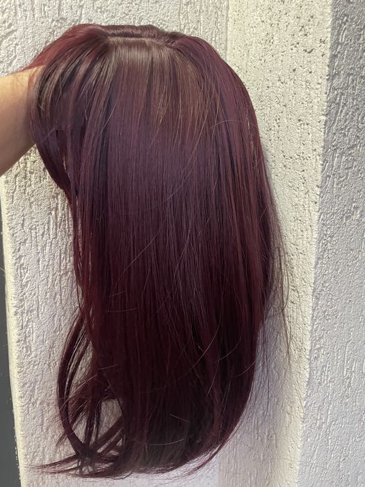 Peruca scurta , burgundy , violet inchis , cu breton