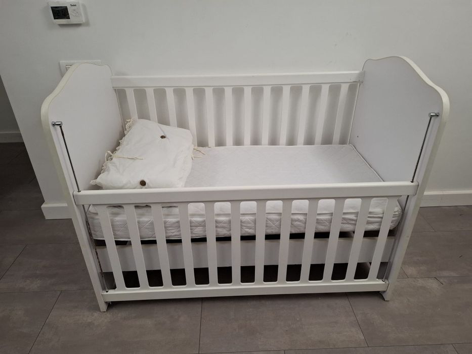 Patut de copii cu saltea, baldachin si perne laterale