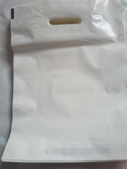 Pungi-sacose albe reciclabile-reutilizabile conform legislatiei.