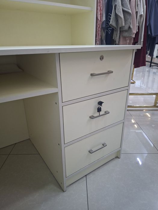 Do'kon uchun qilingan kassa stoli.anchagina kotta yengide.