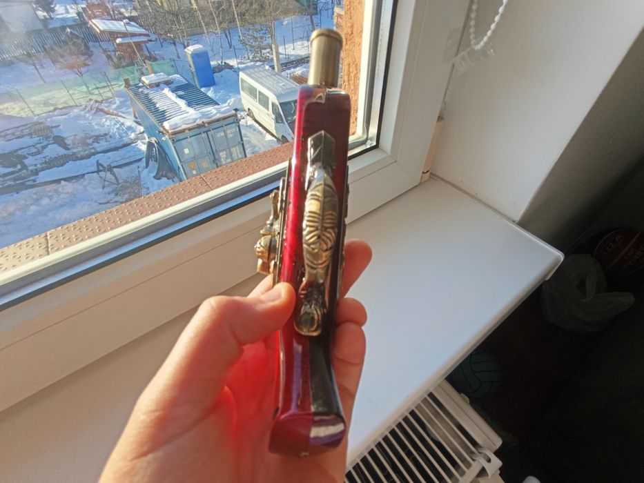 Brichetă tip pistol