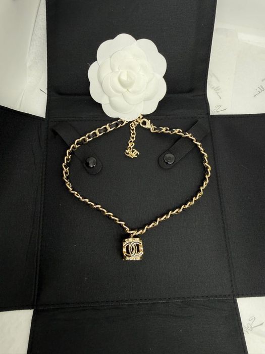 Сотуары  чокеры от Шанель