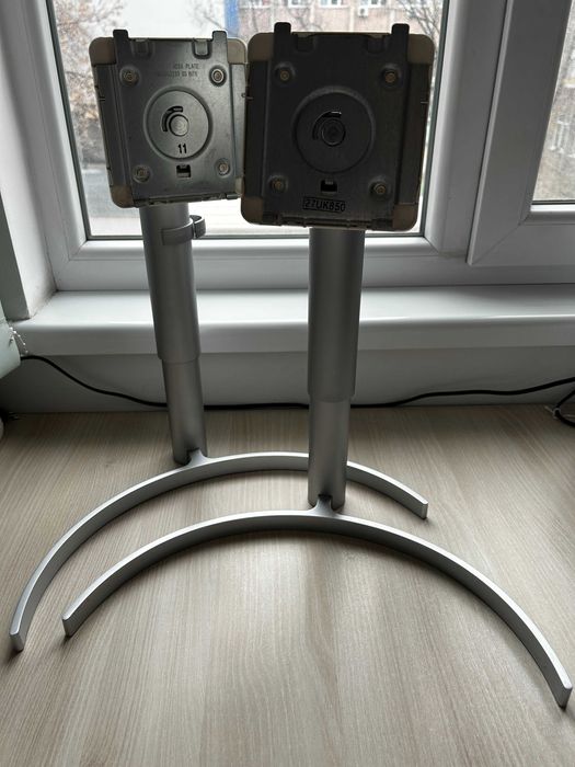 Продавам стойка от монитор LG 27UK850-W