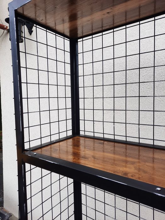 Raft stil industrial cu plasa și lemn natural