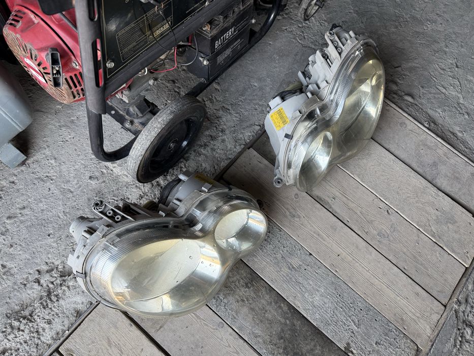 * Mercedes W203 оригинальные передние фары не дорого!