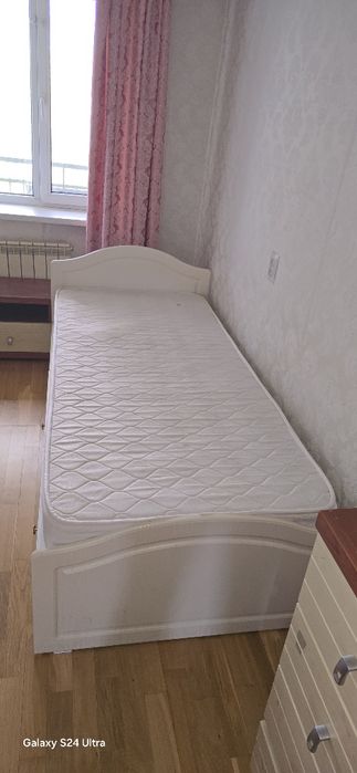 2 односпальные кровати с матрасами и комодом