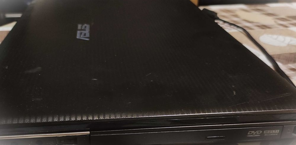 страхотен лаптоп ASUS