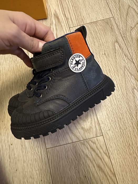 Продам детскую обувь