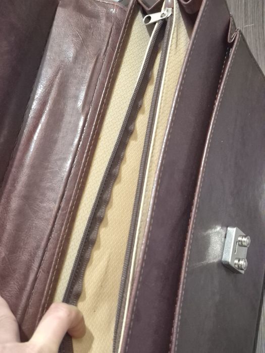 Италианска бизнес чанта от кафява естествена кожа със заключване с код