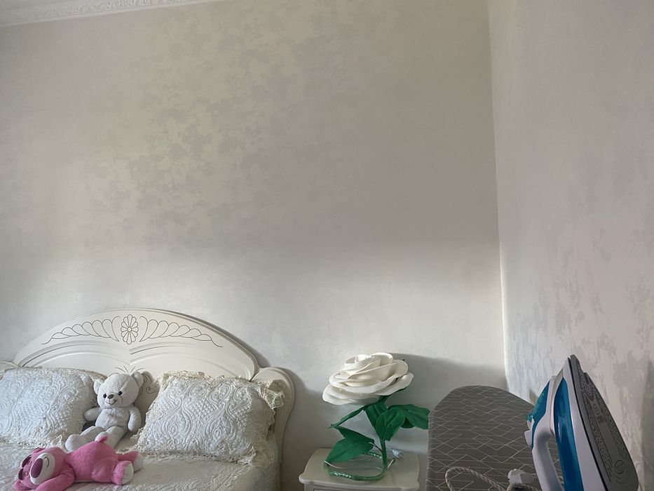 Поклейка обоев и покраска стены