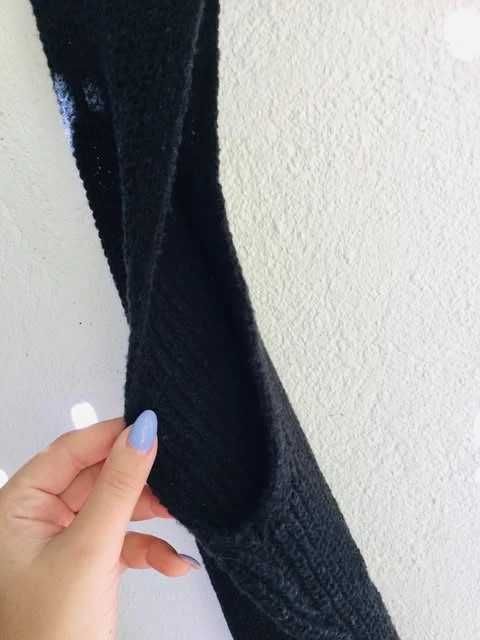 Bolero negru cu mâneci lungi și lanț decorativ