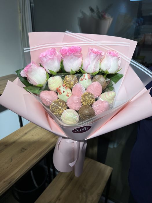 Клубника в шоколаде с цветами